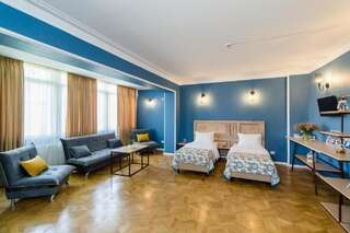 Отель Gvino Minda Тбилиси Двухместный номер Делюкс с 1 кроватью или 2 отдельными кроватями и балконом-1