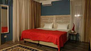 Отель Gvino Minda Тбилиси Двухместный номер с 1 кроватью или 2 отдельными кроватями-1