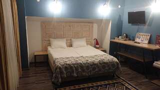 Отель Gvino Minda Тбилиси Двухместный номер с 1 кроватью или 2 отдельными кроватями и террасой-4