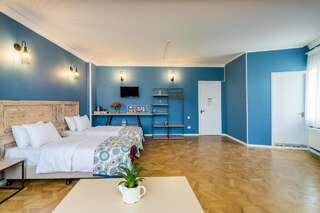 Отель Gvino Minda Тбилиси Двухместный номер Делюкс с 1 кроватью или 2 отдельными кроватями и балконом-2