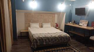 Отель Gvino Minda Тбилиси Двухместный номер с 1 кроватью или 2 отдельными кроватями и террасой-2