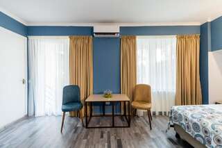 Отель Gvino Minda Тбилиси Двухместный номер с 1 кроватью или 2 отдельными кроватями и террасой-7