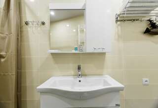 Отель Gvino Minda Тбилиси Двухместный номер с 1 кроватью или 2 отдельными кроватями и террасой-9