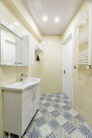 Отель Gvino Minda Тбилиси Двухместный номер с 1 кроватью или 2 отдельными кроватями и террасой-11