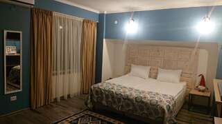 Отель Gvino Minda Тбилиси Двухместный номер с 1 кроватью или 2 отдельными кроватями и террасой-3