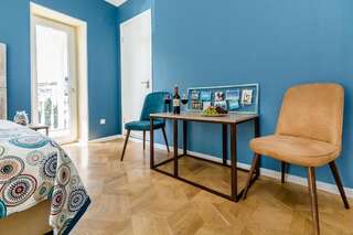 Отель Gvino Minda Тбилиси Двухместный номер с 1 кроватью или 2 отдельными кроватями и балконом-4