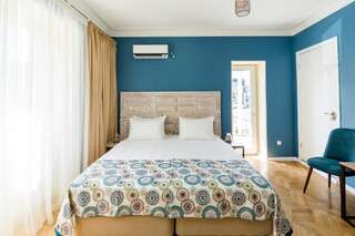 Отель Gvino Minda Тбилиси Двухместный номер с 1 кроватью или 2 отдельными кроватями и балконом-5