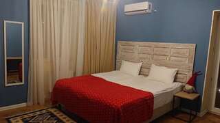 Отель Gvino Minda Тбилиси Двухместный номер с 1 кроватью или 2 отдельными кроватями и балконом-7