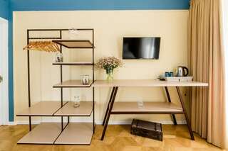 Отель Gvino Minda Тбилиси Двухместный номер с 1 кроватью или 2 отдельными кроватями и балконом-8