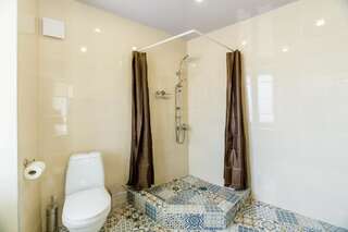 Отель Gvino Minda Тбилиси Двухместный номер с 1 кроватью или 2 отдельными кроватями и балконом-12