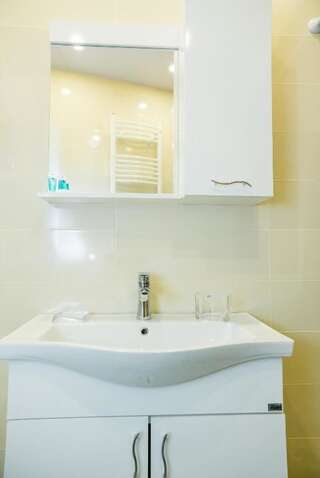 Отель Gvino Minda Тбилиси Двухместный номер с 1 кроватью или 2 отдельными кроватями и балконом-13