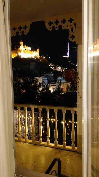 Отель Gvino Minda Тбилиси Двухместный номер с 1 кроватью или 2 отдельными кроватями и балконом-16